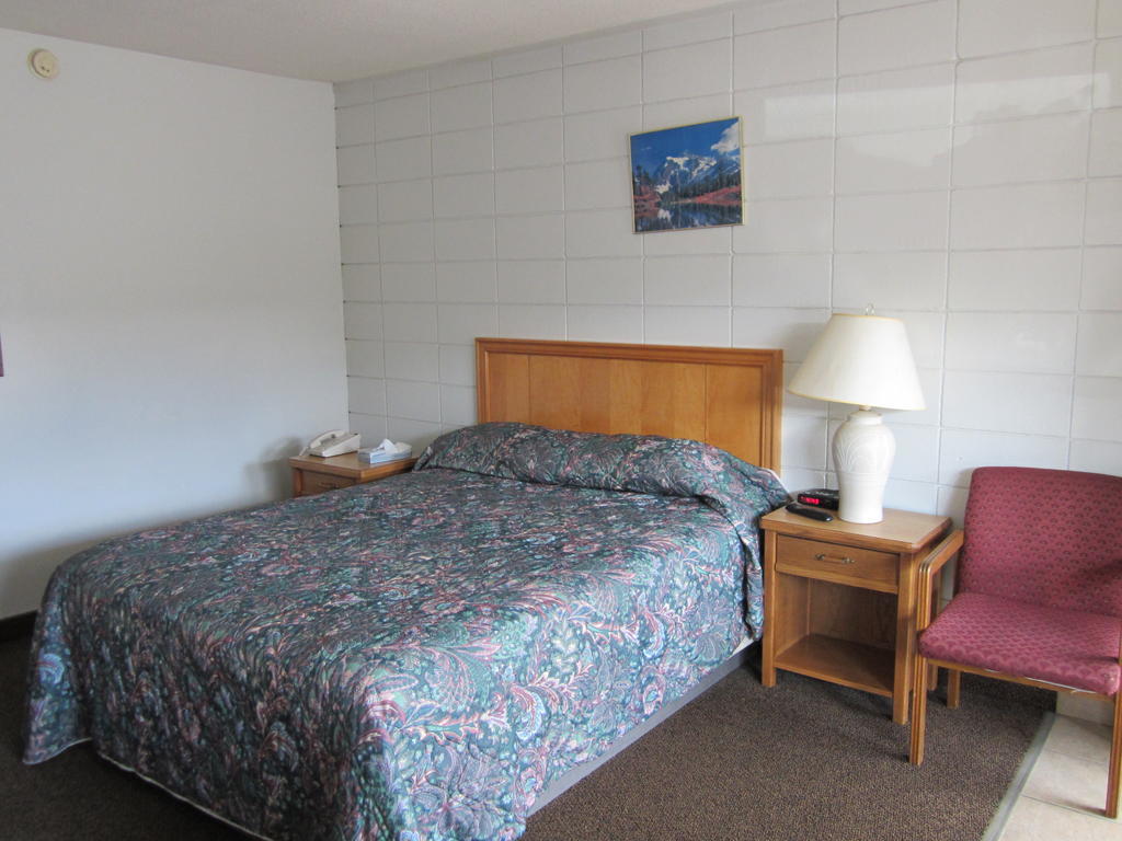 Camelot Court Motel Prince George Room photo