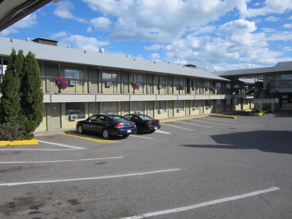 Camelot Court Motel Prince George Exterior photo