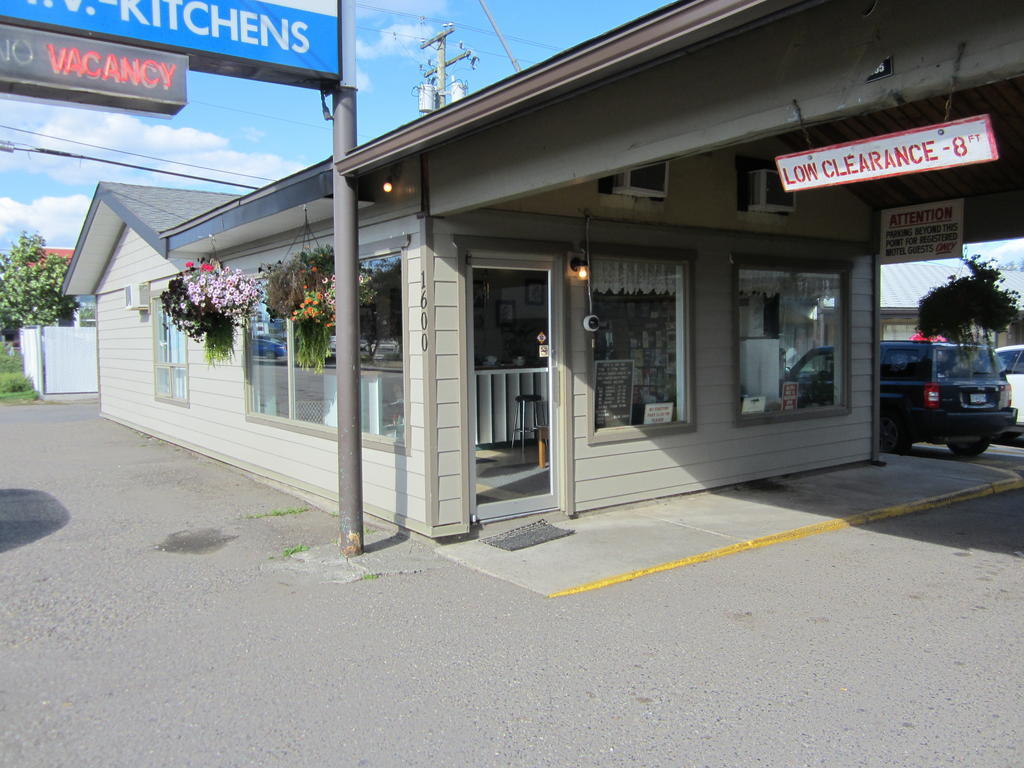 Camelot Court Motel Prince George Exterior photo